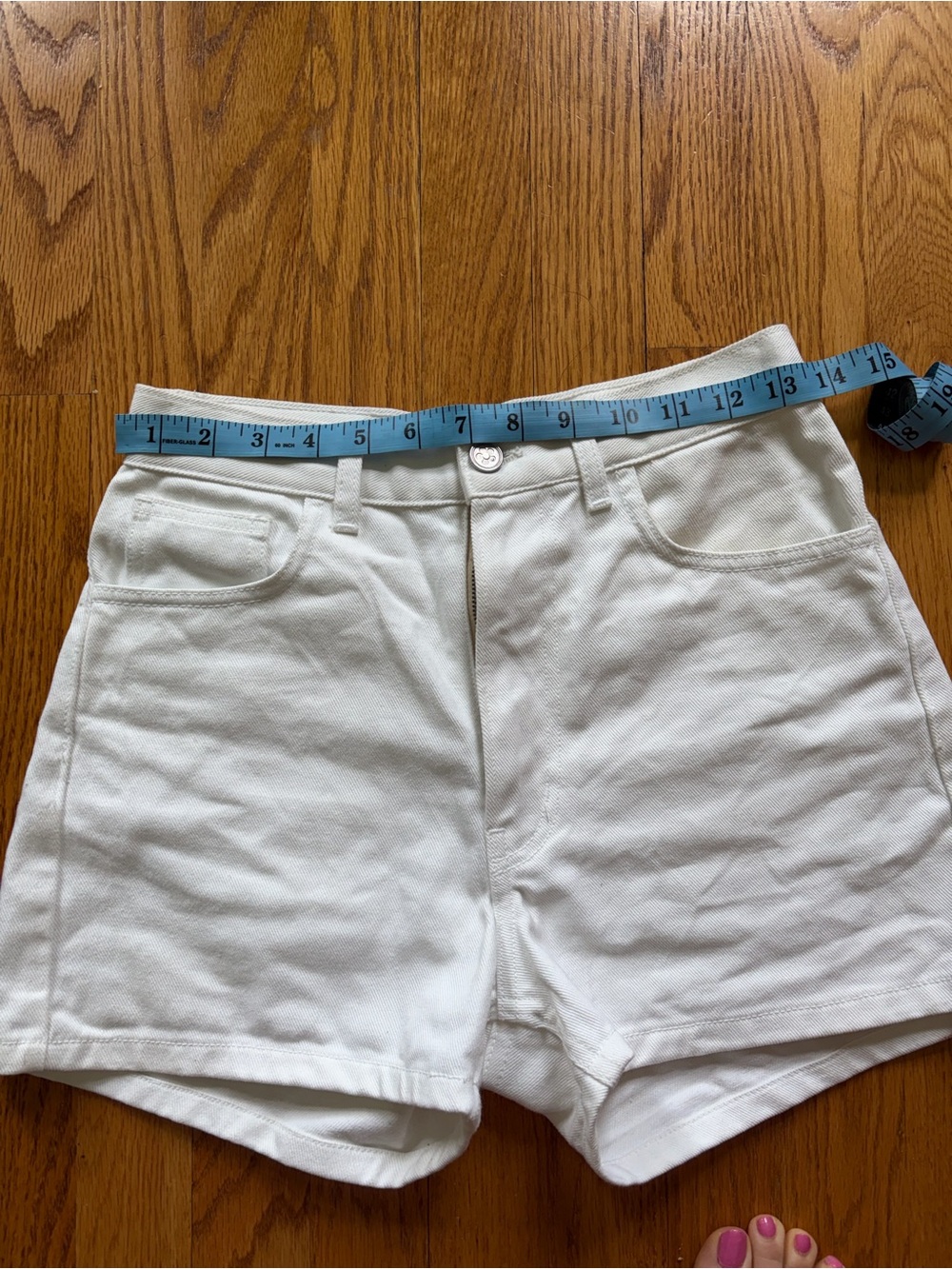 Lisa Says Gah White Denim Shorts with Tulip Pocket Appliqués - Picture 3 of 4